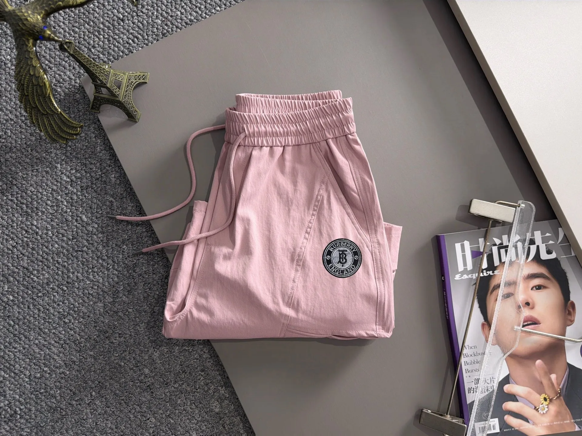 Burberry's 2026 spring and summer New Arrival elasticated casual shorts, made from counter-customized fabrics, Breathable, high comfort, impeccable details, brand element design concept, reflecting high quality. It feels delicate and soft! It presents a casual cut and the upper body shape is great! Sizes:S-2XL